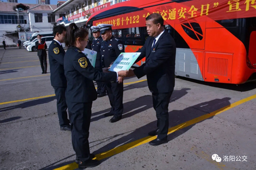 公交、交警戮力同心保安全