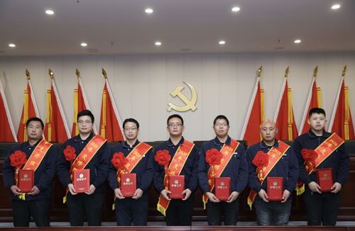 0206 修理能手從左至右依次為 邵冠峰、王寶玉、潘春樂、李龍、許特斯、韓利杰、寇增亮.jpg