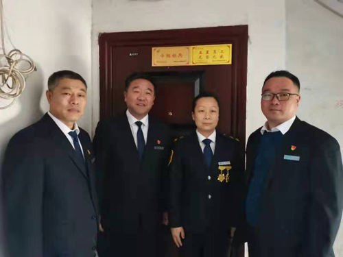 “一人得獎，全家光榮” 送“牌”上門，集團為標兵先進送去榮譽喜報牌匾