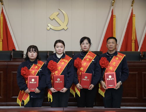 0207 從左至右依次為 點鈔能手王璐、充值能手孫昭娣、教學(xué)能手王慧娟、孫衛(wèi)東.jpg