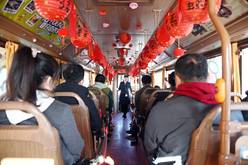 慶祝建司70周年！洛陽(yáng)公交集團(tuán)邀請(qǐng)市民代表“零距離”探秘公交03.JPG
